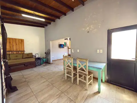 Casa 6 ambientes con 2 baños