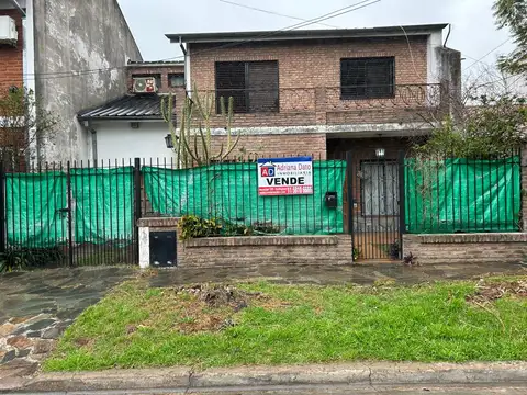 Sólida casa  en dos plantas con detalles para reciclar. Parque Johnston