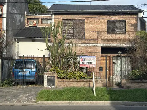 Sólida casa  en dos plantas con detalles para reciclar. Parque Johnston