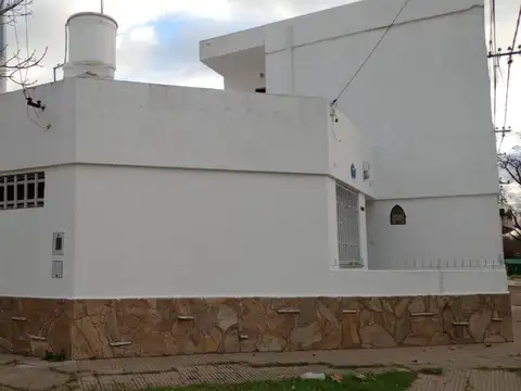Casa en Alquiler en Azcuenaga, $ 800.000