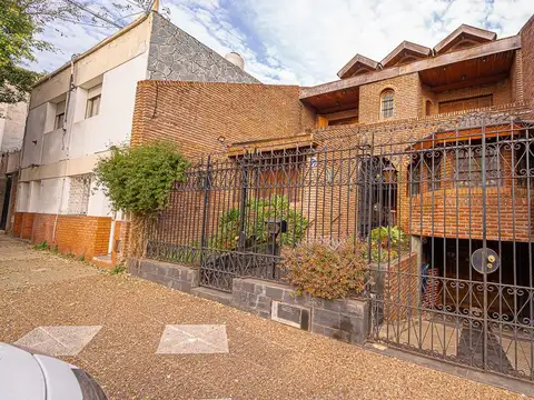 Casa 5 ambientes con 8 baños