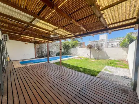 Casa en Venta con 3 cocheras