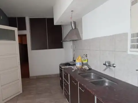 CASA 4 AMBIENTES C/GARAGE-PATIO - Permuta por Dpto.