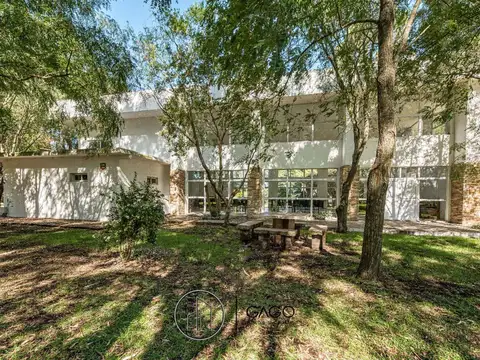 Casa en Venta con 2 cocheras