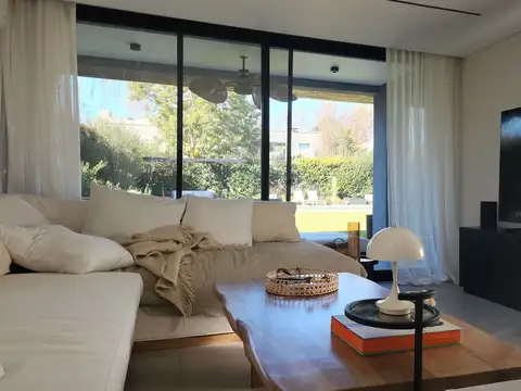 Casa en Venta con 4 cocheras