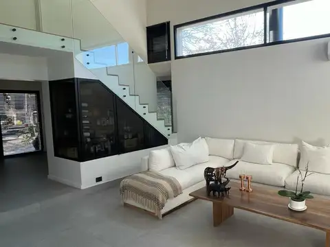 Casa 5 ambientes con 4 baños