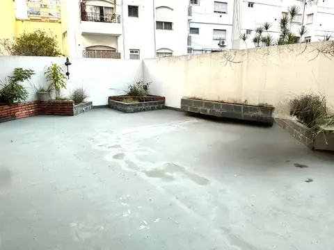 Departamento 3 ambientes c/ dependencia, gran patio y cochera