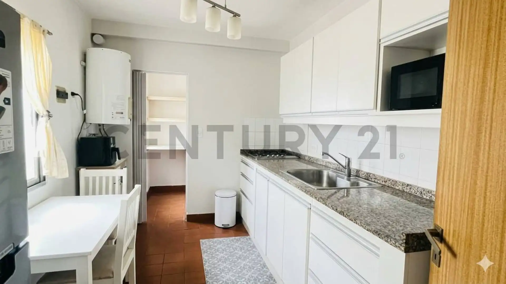 Venta departamento 3 ambientes, con cochera a 150 metros del mar, en Parque Luro