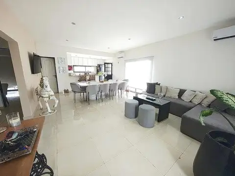 Casa en Venta con 3 cocheras