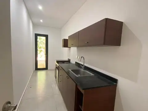 Excelente departamento en venta con jardin propio.