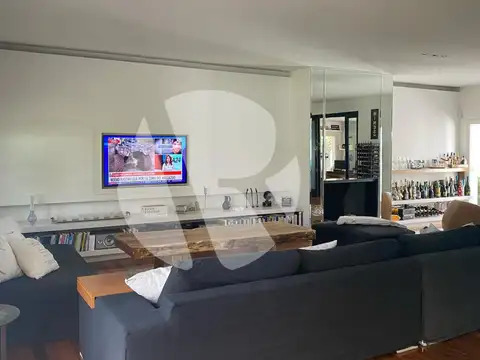 Casa en Venta con 3 cocheras