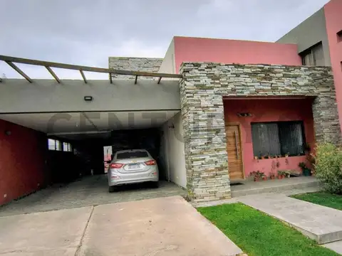 Venta de Casa de dos plantas en Cortaderas 1 Guaymallén