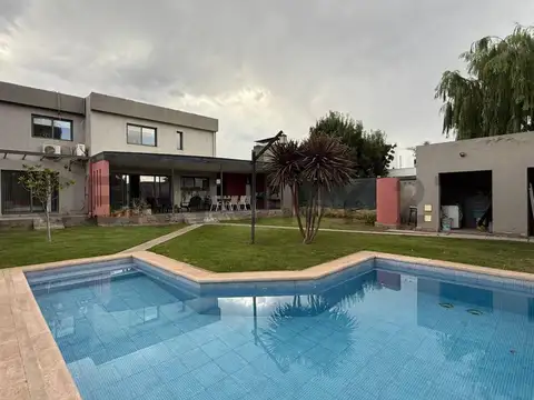 Venta de Casa de dos plantas en Cortaderas 1 Guaymallén