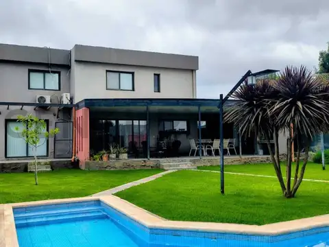 Casa en Venta con 3 cocheras