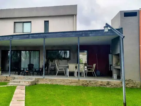 Casa 6 ambientes con 2 baños