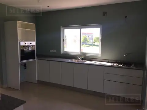 Casa en Alquiler con 2 cocheras