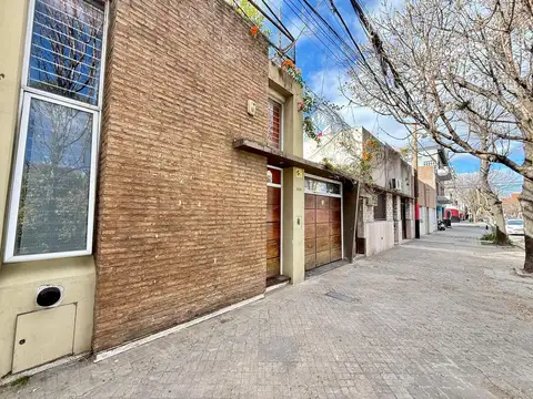 EN VENTA - CASA DE DOS DORMITORIOS CON COCHERA - ECHESORTU