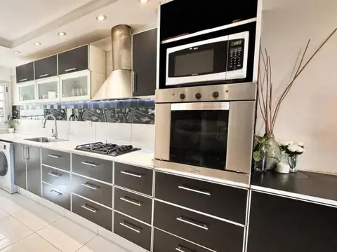 Moderna Casa  -150m² - 4 Ambientes en Villa Del Parque