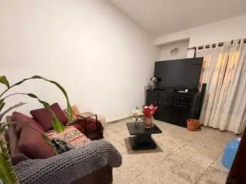 Casa 6 ambientes con 2 baños