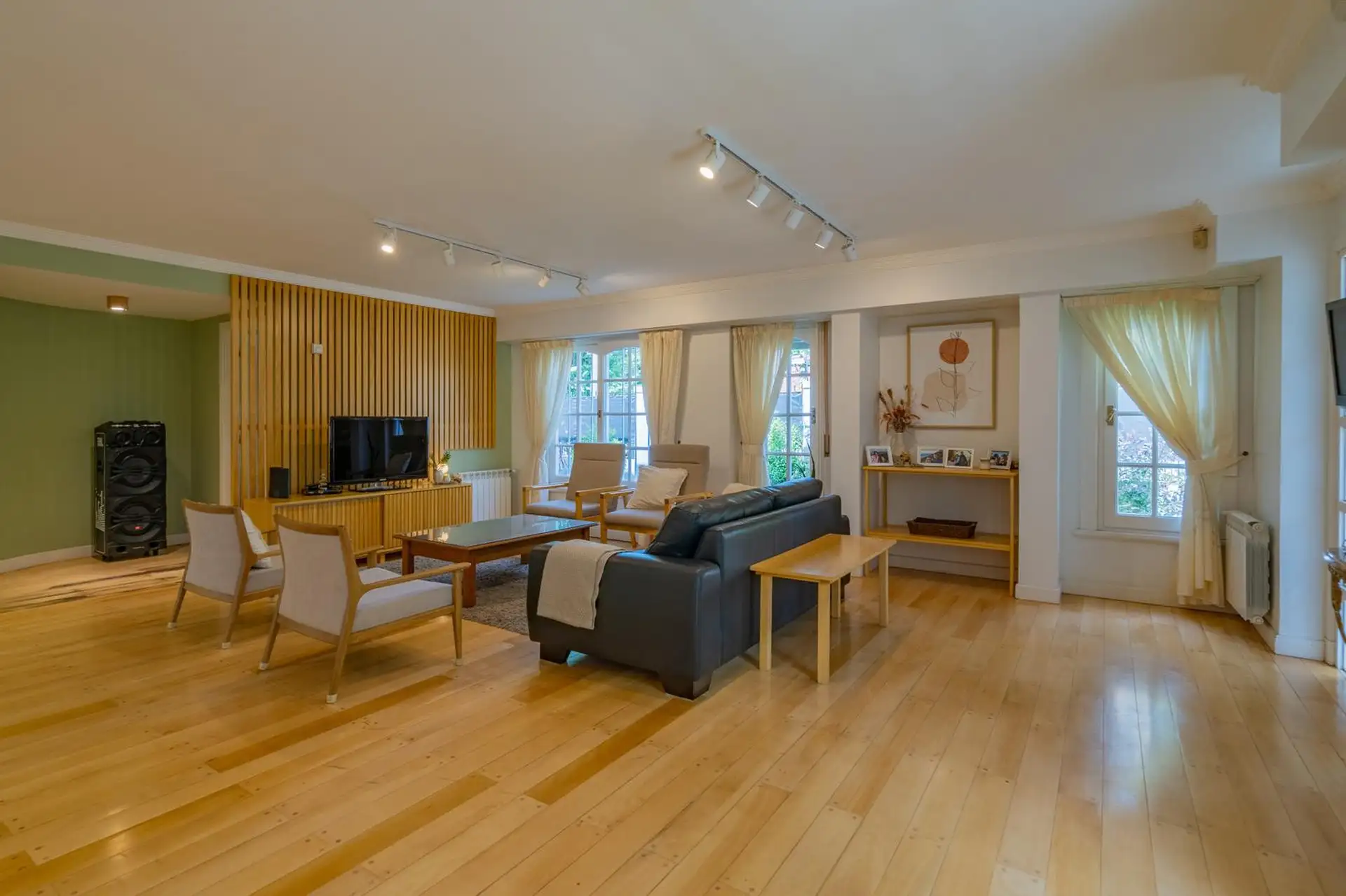 Excelente residencia en esquina del barrio Parque Luro