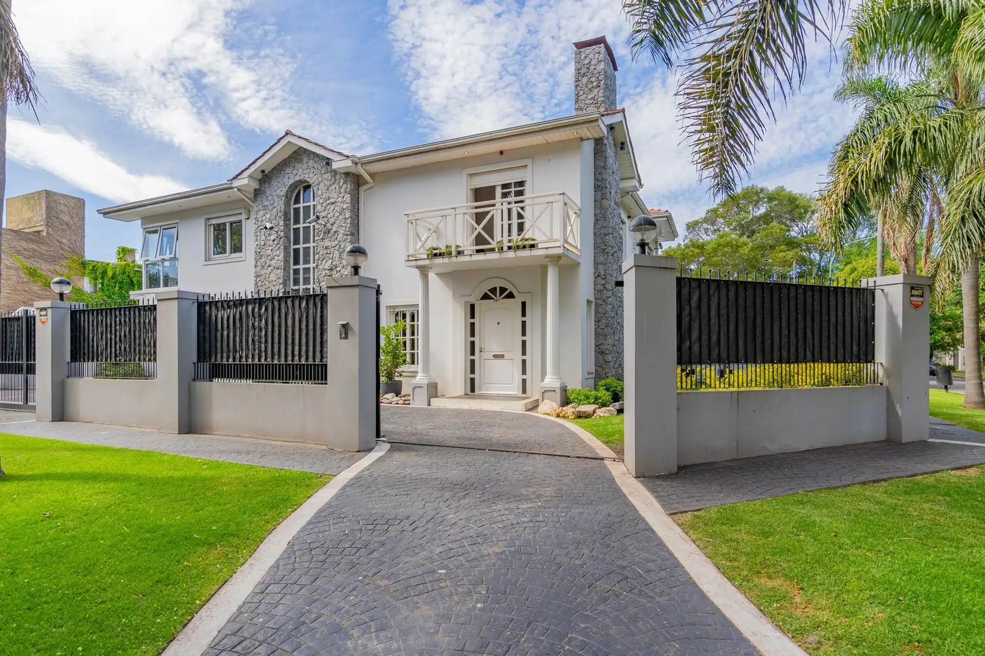 Excelente residencia en esquina del barrio Parque Luro