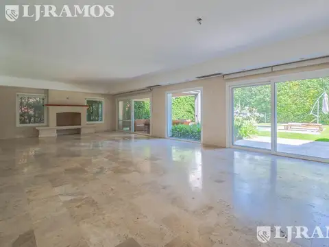 Casa en Alquiler con 3 cocheras