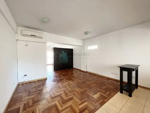 Monoambiente divisible amplio con balcón y lavadero, Flores.