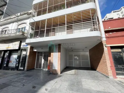 Monoambiente divisible amplio con balcón y lavadero, Flores.