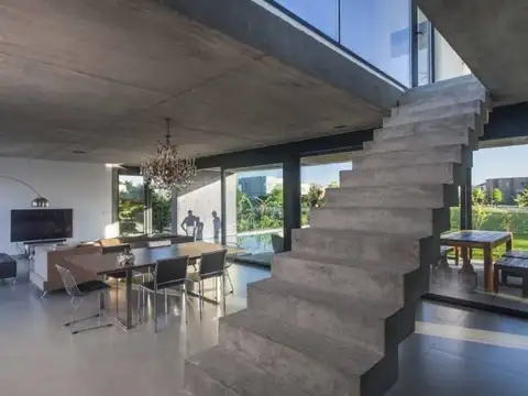 Casa en Venta con 3 cocheras