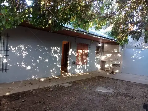 Casa 2 ambientes con jardín y cochera dos autos en B. Parque Don Bosco 
