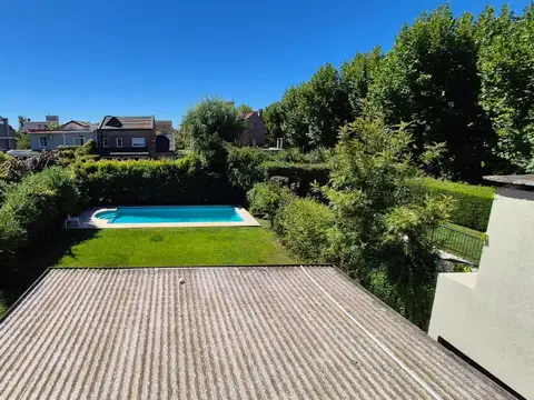 Casa en Alquiler con 4 cocheras