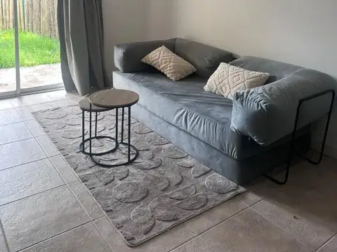 Monoambiente en alquiler amoblado con jardín Pilar