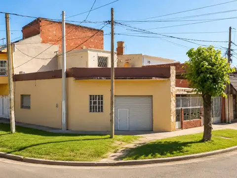 VENTA-Casa dos dormitorios con cochera y local comercial en Las Heras Rosario.