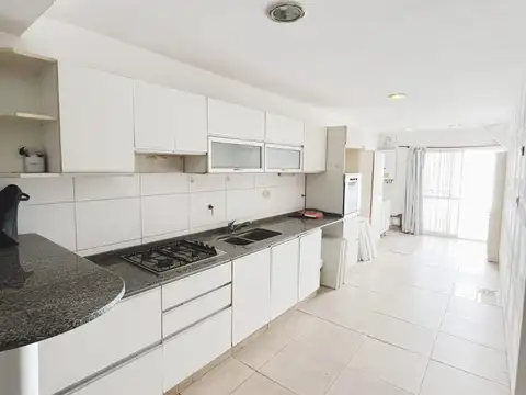 BELLISIMA CASA EN ALQUILER BV OROÑO !!! 2 DORMITORIOS, GARAGE Y PATIO!!!