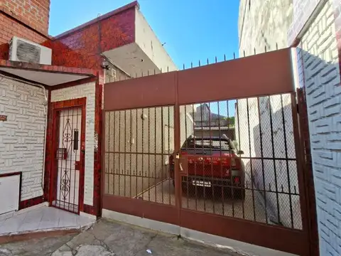 CASA 3 AMBIENTES  - GARAGE Y FONDO (A Refaccionar) 