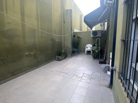 Departamento 2 dormitorios con patio y cochera