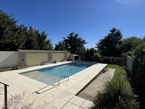 Casa 3 Dormitorios a metros del Colegio San Ignacio – Quincho, Pileta Climatizada y Radiadores