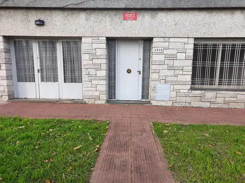 Casa al frente con patio y cochera - Arroyito