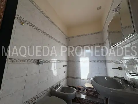Casa 6 ambientes con 2 baños