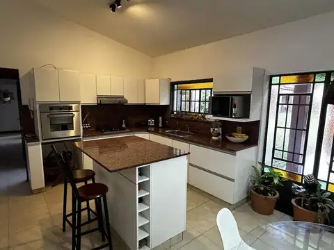 Casa en Venta con 2 cocheras