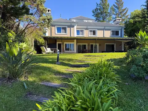Estupenda Casa a La Laguna en Alquiler, 3 Plantas, Pileta y Cochera - Barrio Altamira, Tigre