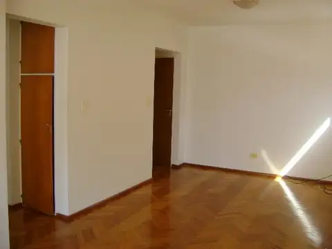 EXCELENTE SEMIPISO DE 2 AMBIENTES CON TOILETTE Y COCHERA