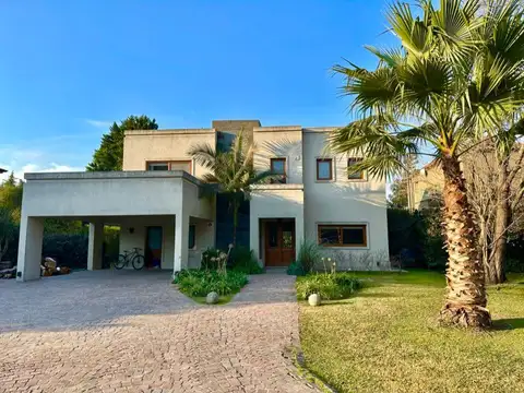 Casa en Venta con 4 cocheras