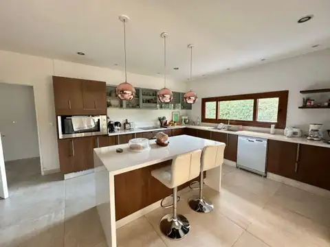 Casa en Venta con 4 cocheras
