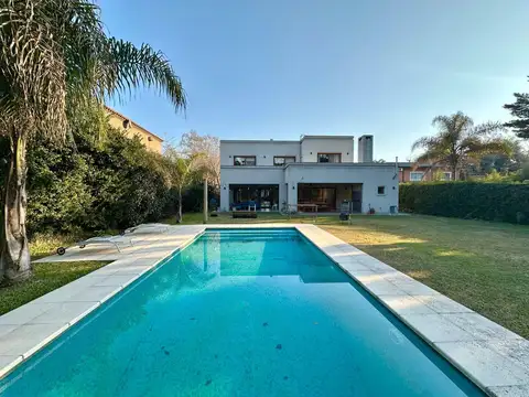 Casa 5 ambientes con 4 baños