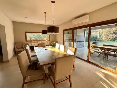 Casa 5 ambientes con 4 baños
