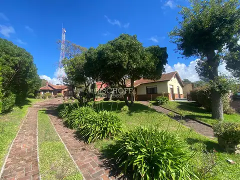 DOS EXCELENTES CHALETS MAS DEPARTAMENTO, SOBRE AMPLIO TERRENO