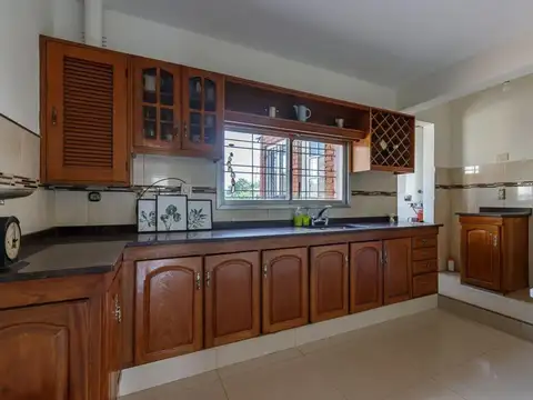 Casa 6 ambientes con 2 baños