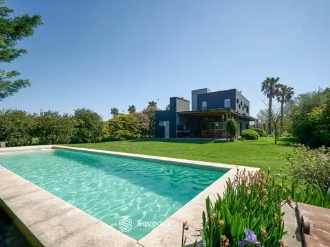 VENTA - Casa frente al golf, 3 dormitorios, galería, piscina y dos cocheras - Puerto Roldán.
