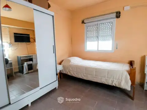 VENTA / PERMUTA -Casa de pasillo de dos dormitorios más comodín. Patio con parrillero. Azcuenaga, Ro